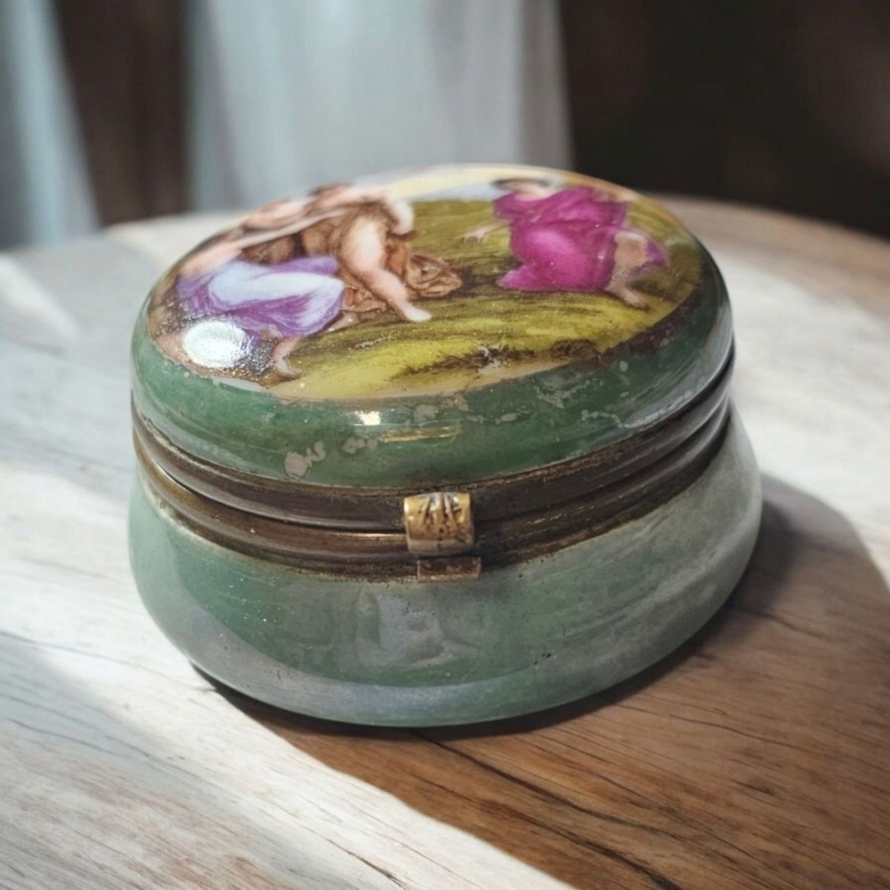 Antique trinket-pill box. Victorian